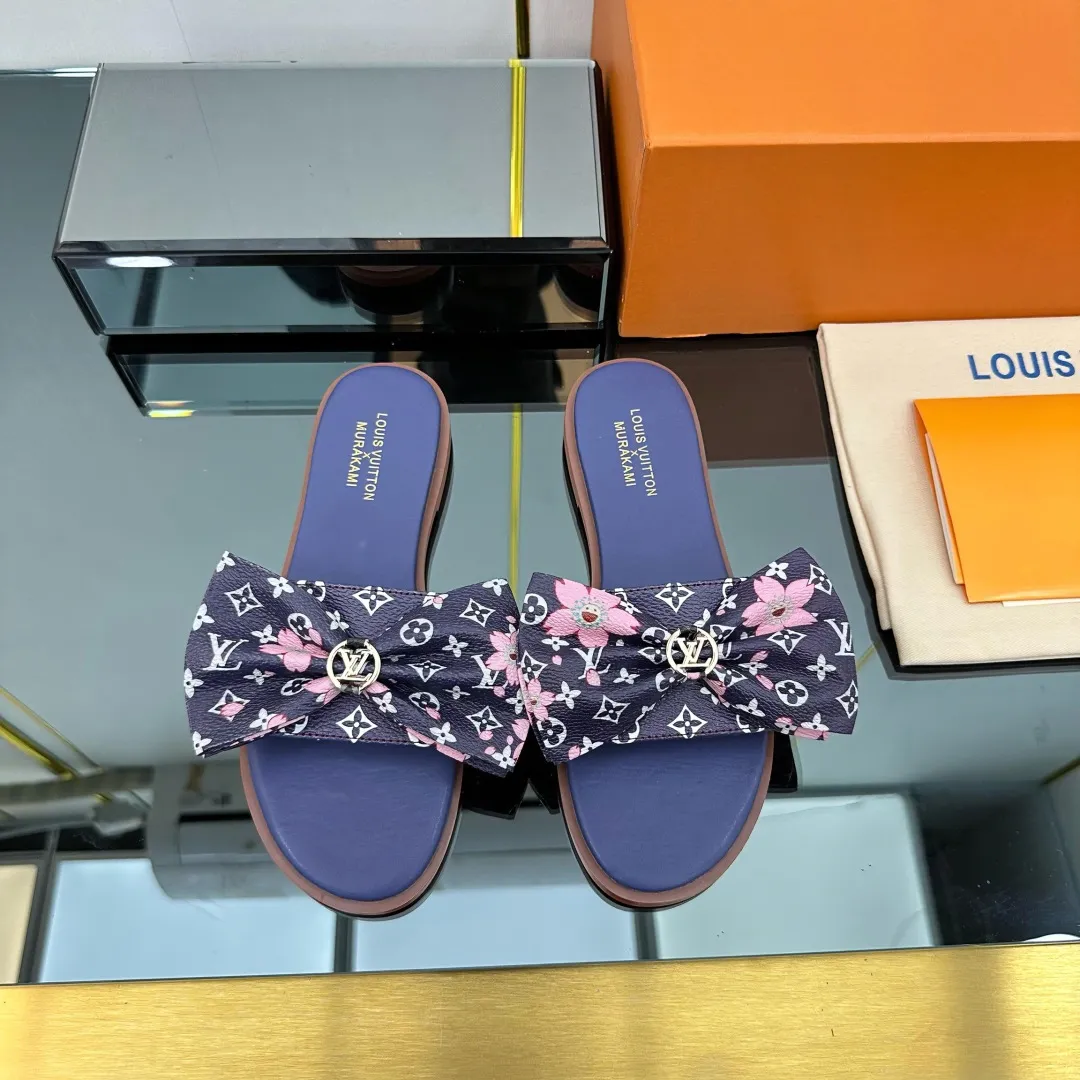 👟👟Ex-factory price 280👟👟 (available all year round) ❥V’s latest popular special material lock it series lock mop, super heavy industry launches! The golden lock on the toe is engraved with the LV letters logo 🔸Number of sizes 34-42) Welcome new and old customers to place orders in the picture above.